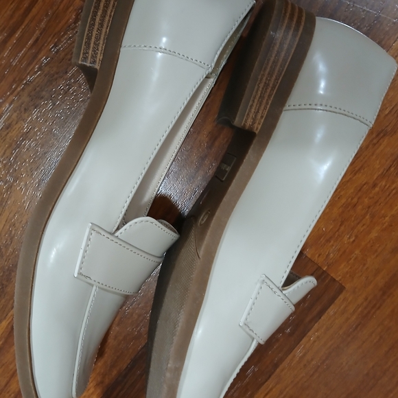 Liz Claiborne Women's Beige Loafers - Picture 3 of 4